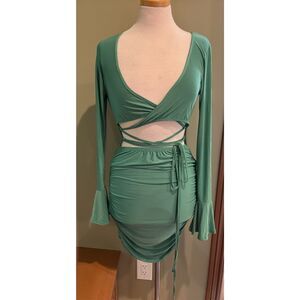 Pretty Little Things green NWT 6 Slinky cut out lace up bell sleeve body con dre